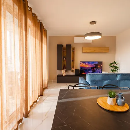 Sea Breeze Apartment *