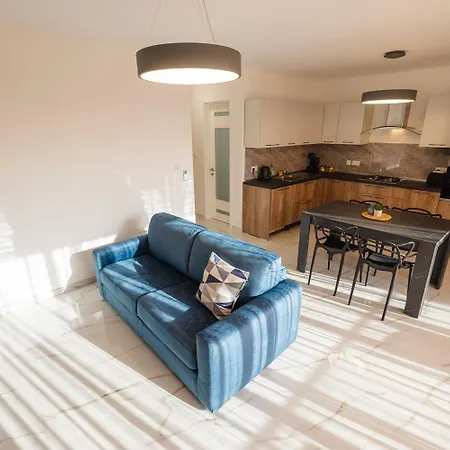 Sea Breeze Apartment *