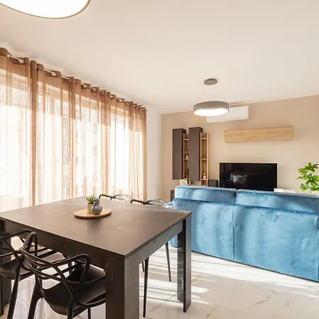 Sea Breeze Apartment *